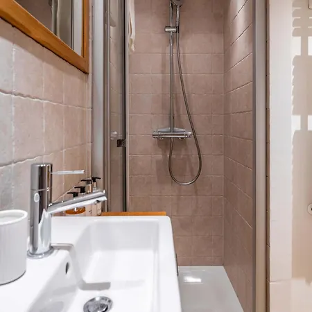 Olympia, Sleeps 6 *